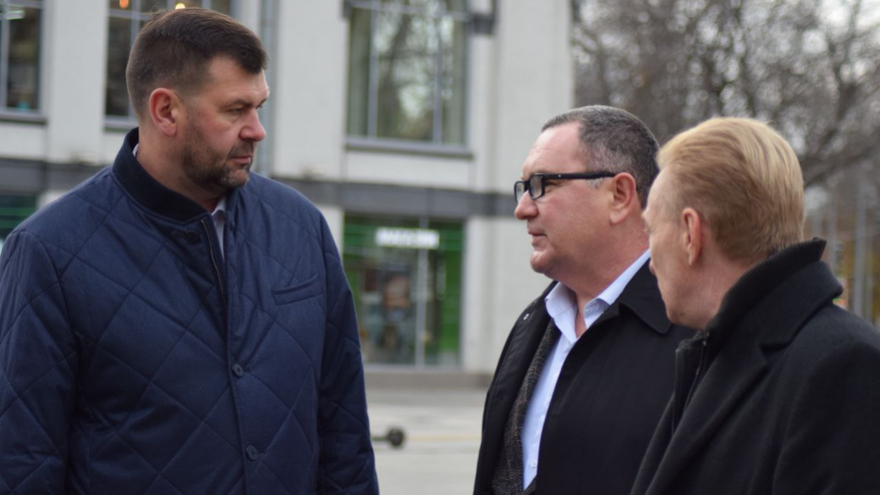 Два министра провели рейд на троллейбусе и решили, что в Саратове нет проблем с транспортными картами