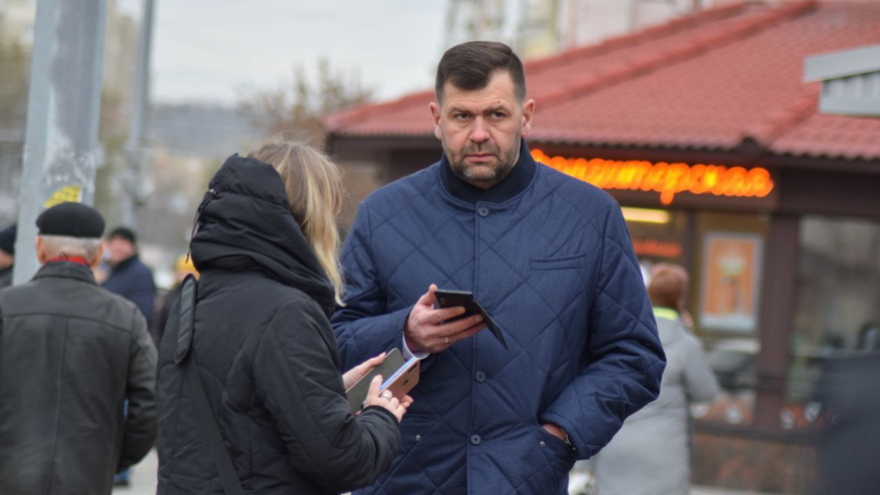 Два министра провели рейд на троллейбусе и решили, что в Саратове нет проблем с транспортными картами