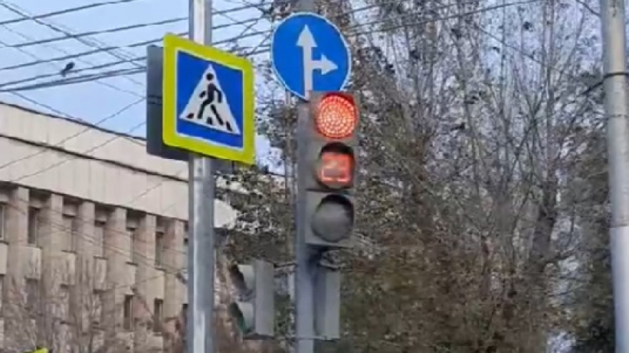 Очевидец: на перекрестке в Саратове ветер раскачивает светофор из стороны в сторону