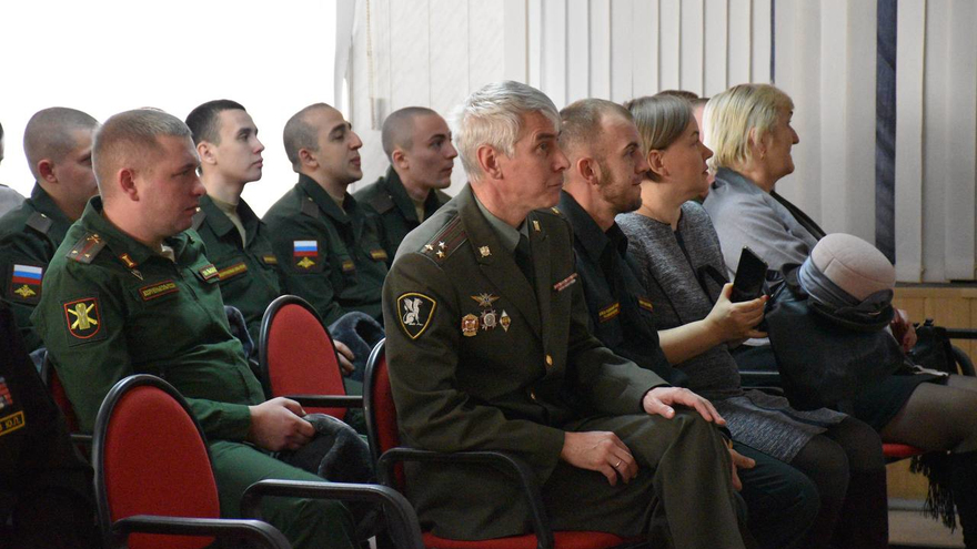 Еще вчера занимались спортом, отдыхали: саратовских призывников окропили святой водой и отправили служить