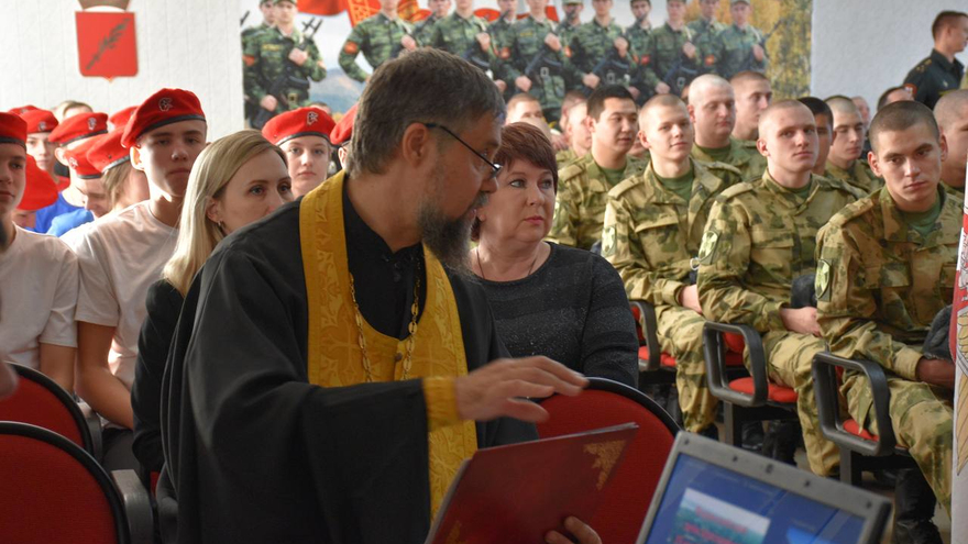 Еще вчера занимались спортом, отдыхали: саратовских призывников окропили святой водой и отправили служить