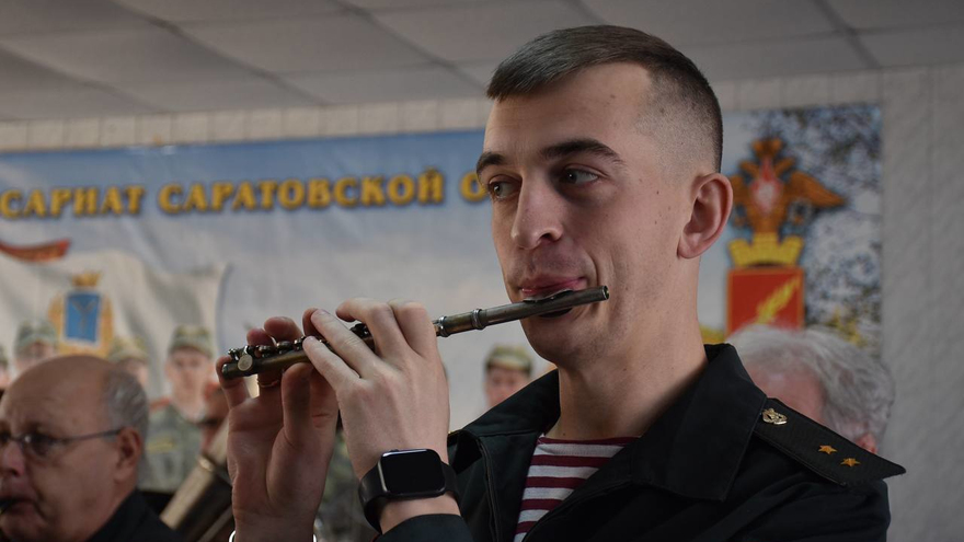 Еще вчера занимались спортом, отдыхали: саратовских призывников окропили святой водой и отправили служить