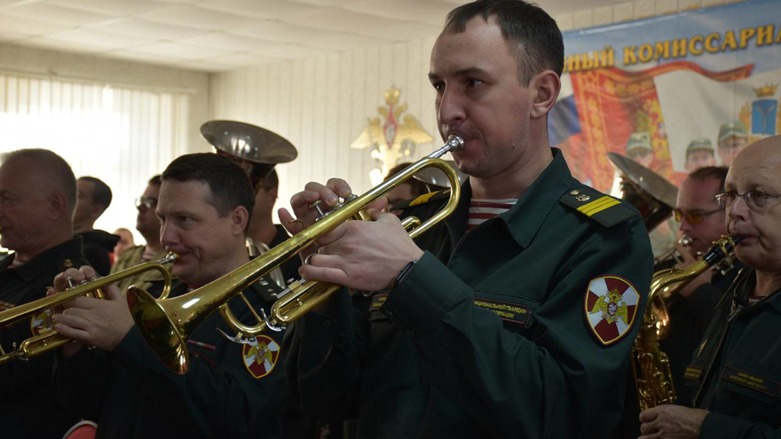 Еще вчера занимались спортом, отдыхали: саратовских призывников окропили святой водой и отправили служить