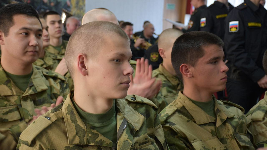 Еще вчера занимались спортом, отдыхали: саратовских призывников окропили святой водой и отправили служить