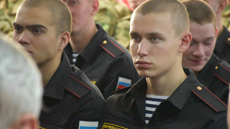 Еще вчера занимались спортом, отдыхали: саратовских призывников окропили святой водой и отправили служить