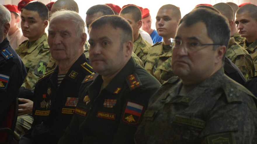 Еще вчера занимались спортом, отдыхали: саратовских призывников окропили святой водой и отправили служить