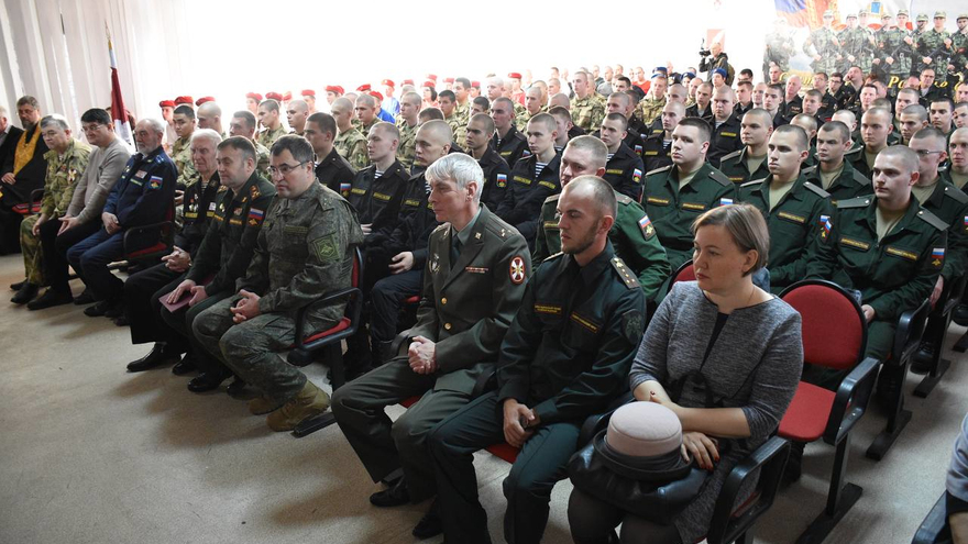 Еще вчера занимались спортом, отдыхали: саратовских призывников окропили святой водой и отправили служить