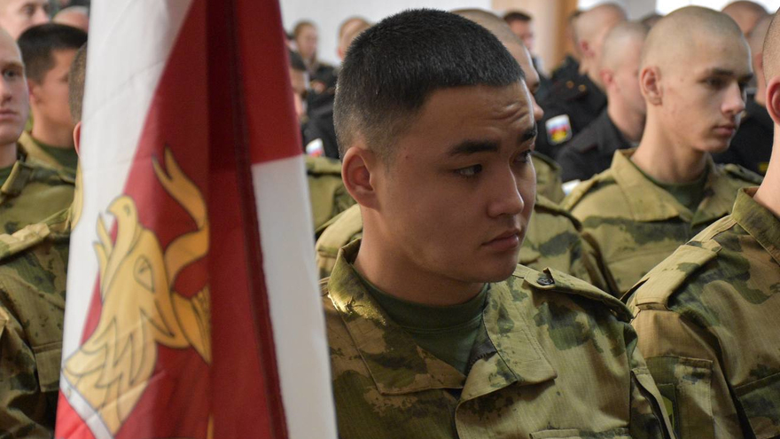 Еще вчера занимались спортом, отдыхали: саратовских призывников окропили святой водой и отправили служить