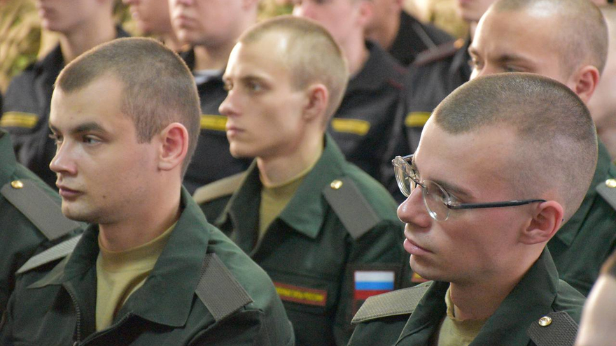 Еще вчера занимались спортом, отдыхали: саратовских призывников окропили святой водой и отправили служить