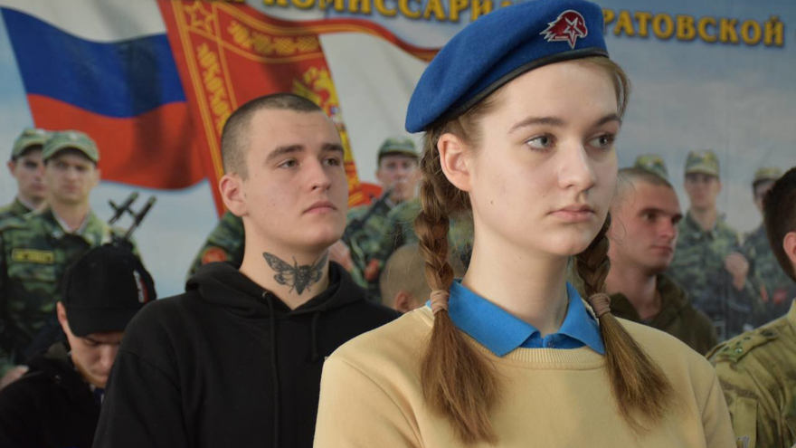 Еще вчера занимались спортом, отдыхали: саратовских призывников окропили святой водой и отправили служить