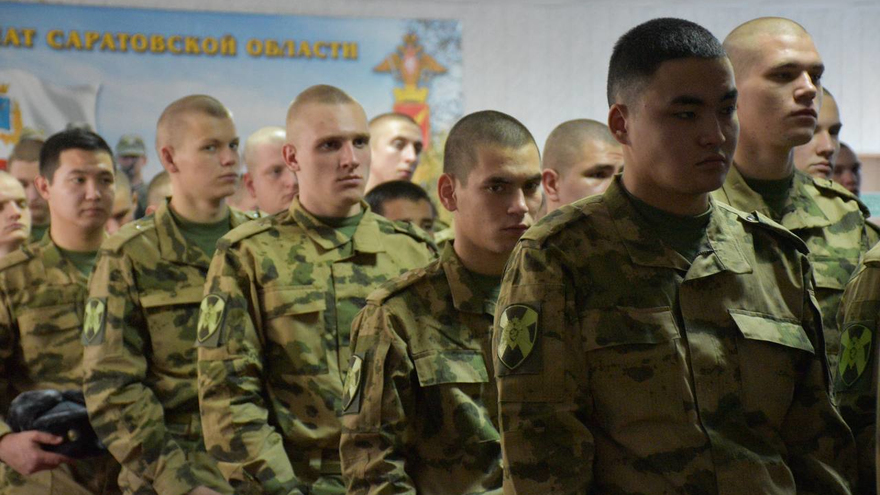 Еще вчера занимались спортом, отдыхали: саратовских призывников окропили святой водой и отправили служить
