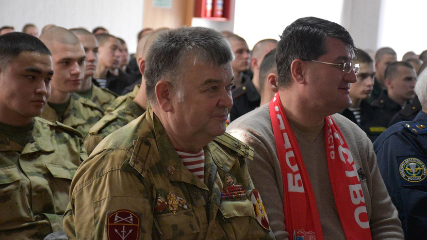 Еще вчера занимались спортом, отдыхали: саратовских призывников окропили святой водой и отправили служить