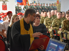 Еще вчера занимались спортом, отдыхали: саратовских призывников окропили святой водой и отправили служить