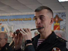 Еще вчера занимались спортом, отдыхали: саратовских призывников окропили святой водой и отправили служить