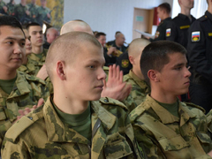 Еще вчера занимались спортом, отдыхали: саратовских призывников окропили святой водой и отправили служить