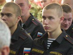 Еще вчера занимались спортом, отдыхали: саратовских призывников окропили святой водой и отправили служить