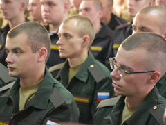 Еще вчера занимались спортом, отдыхали: саратовских призывников окропили святой водой и отправили служить