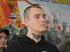 Еще вчера занимались спортом, отдыхали: саратовских призывников окропили святой водой и отправили служить