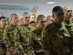 Еще вчера занимались спортом, отдыхали: саратовских призывников окропили святой водой и отправили служить