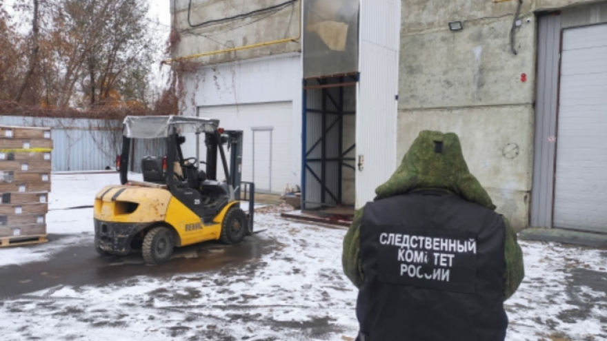 Источник: мужчину задавило лифтом на территории аптечного склада Профифарм