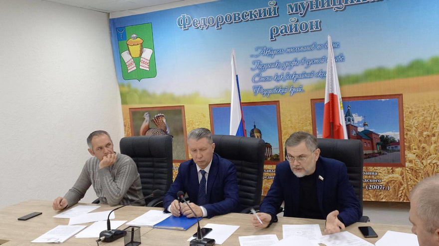 Власти выберут замену заподозренному в коррупции главе Федоровского района