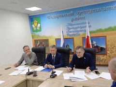 Власти выберут замену заподозренному в коррупции главе Федоровского района