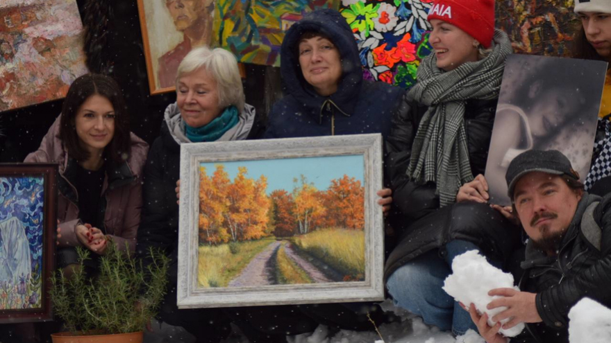 В Саратове художники устроили “самую короткую выставку в мире”: она длилась несколько секунд