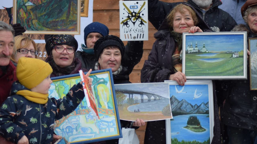 В Саратове художники устроили “самую короткую выставку в мире”: она длилась несколько секунд