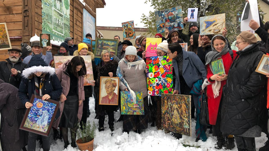 В Саратове художники устроили “самую короткую выставку в мире”: она длилась несколько секунд