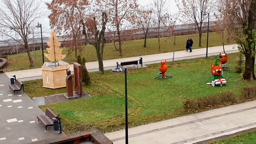 На саратовской набережной установили новогодние фигуры котов