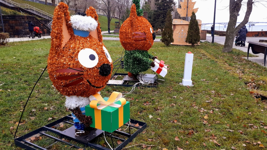 На саратовской набережной установили новогодние фигуры котов