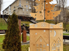 На саратовской набережной установили новогодние фигуры котов