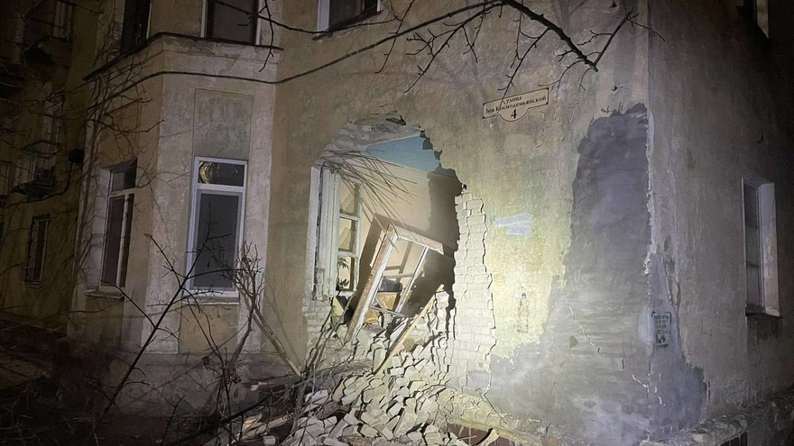 В Саратове лихач на грузовике пробил стену дома
