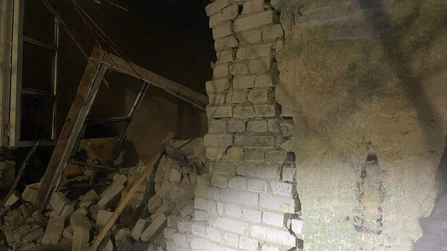 В Саратове лихач на грузовике пробил стену дома