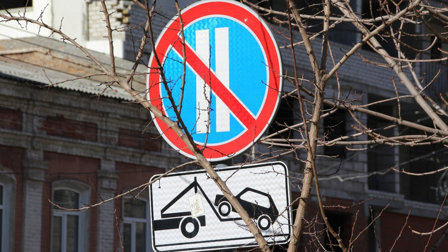 В Саратове оштрафовали 57 автохамов, припарковавшихся на газонах