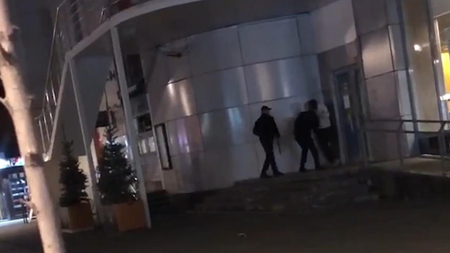 Суд оправдал полицейских, избивших мужчину дубинкой в центре Саратова