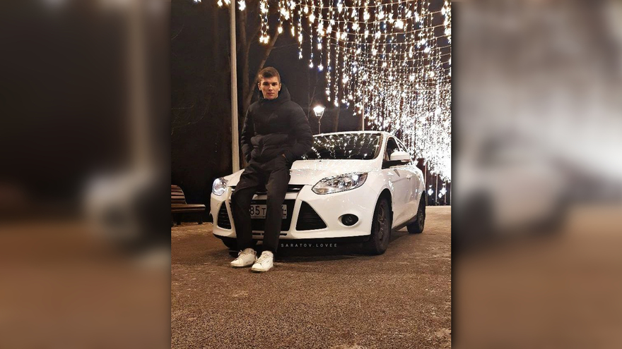 Очередной автохам сфотографировал машину на тротуаре под Звездным небом