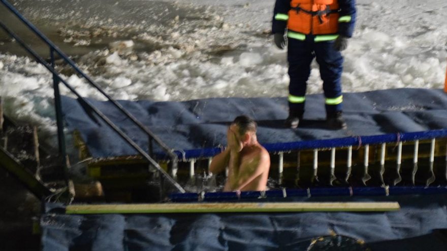 Крещение в Саратове. Смыть грехи в ледяной Волге пришли единицы