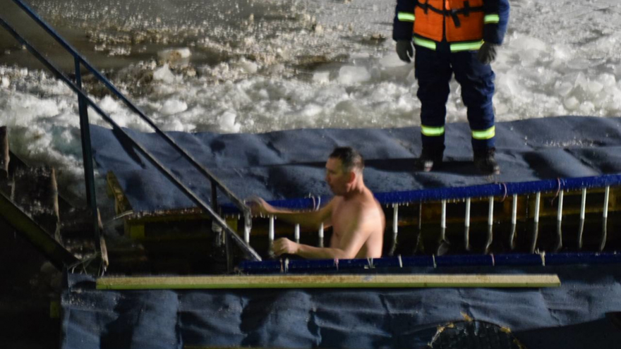 Крещение в Саратове. Смыть грехи в ледяной Волге пришли единицы