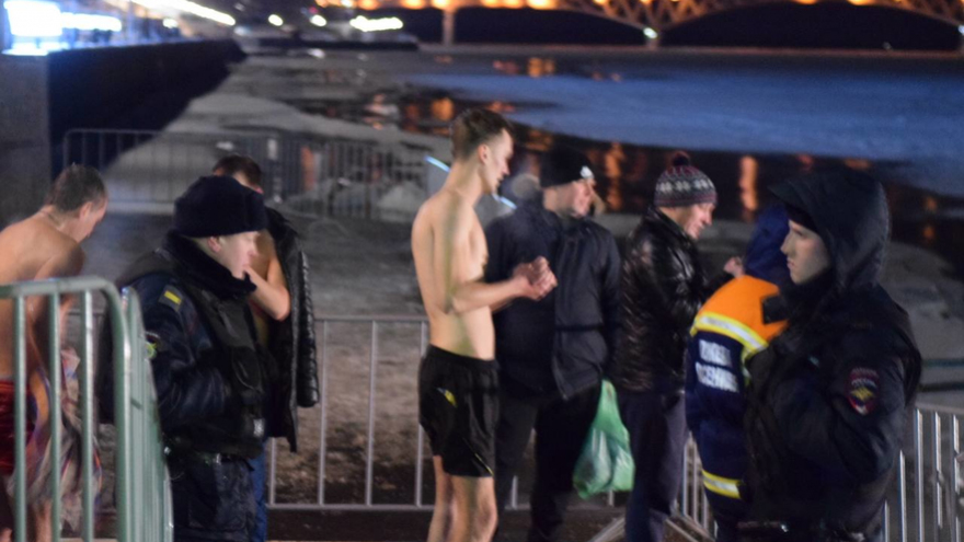 Крещение в Саратове. Смыть грехи в ледяной Волге пришли единицы