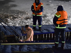 Крещение в Саратове. Смыть грехи в ледяной Волге пришли единицы