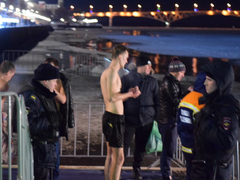 Крещение в Саратове. Смыть грехи в ледяной Волге пришли единицы
