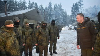 Настрой у мужиков боевой: саратовский губернатор передал солдатам тепловизоры, лекарства и печки