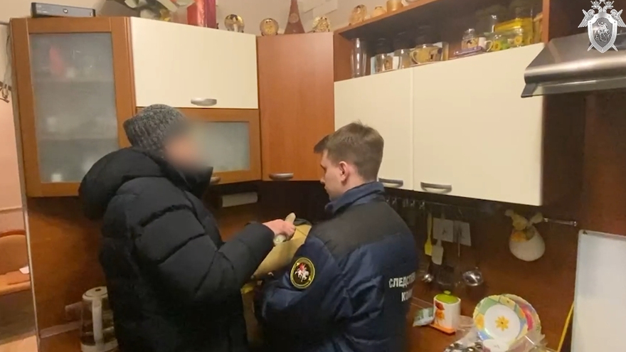 Убийца показал, как резал и душил мать из-за долга