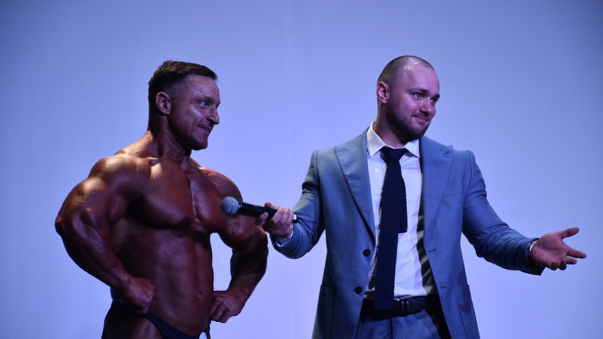 На чемпионат по бодибилдингу в Саратов съехались 150 спортсменов со всей страны: победителям вручили меч и короны