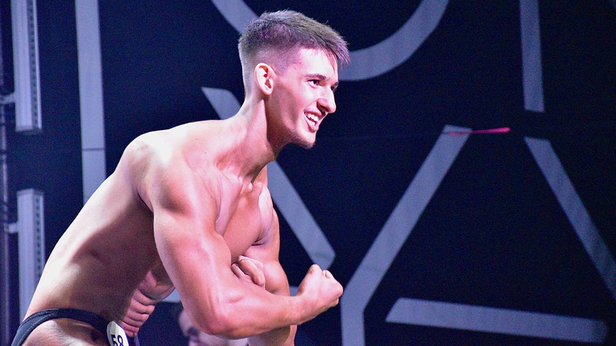 На чемпионат по бодибилдингу в Саратов съехались 150 спортсменов со всей страны: победителям вручили меч и короны