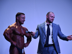 На чемпионат по бодибилдингу в Саратов съехались 150 спортсменов со всей страны: победителям вручили меч и короны