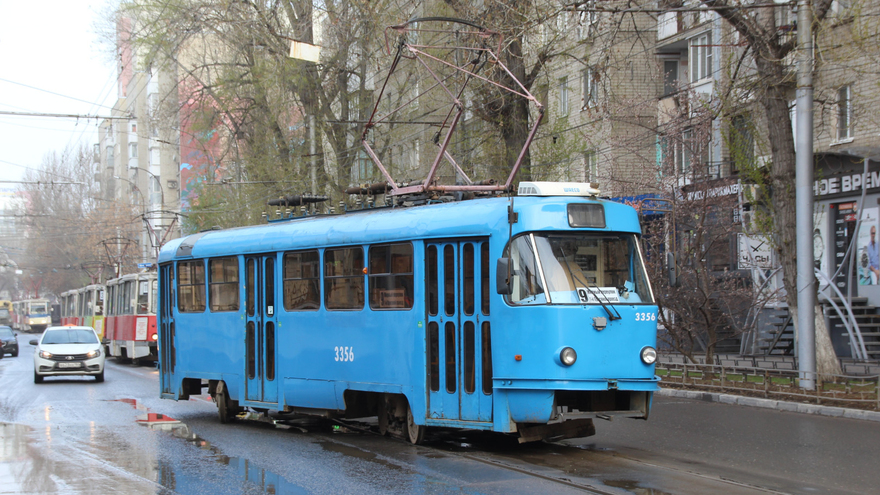 В центре Саратова из-за сломанного вагона массово встали трамваи