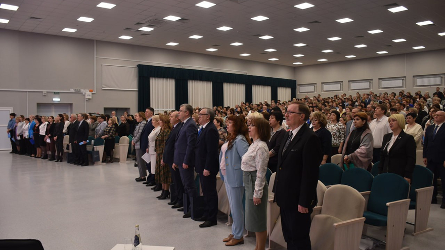 Придумывайте юбилеи, даже если их нет. Не смертный грех, простим: министр предложил способ поощрить обделенных вниманием учителей