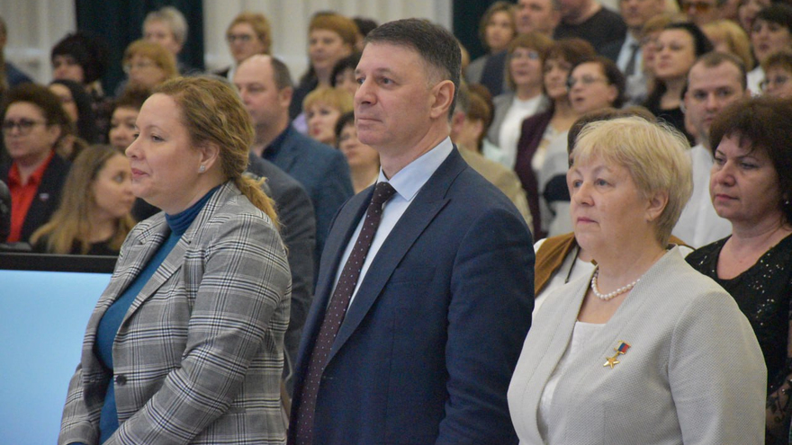 Придумывайте юбилеи, даже если их нет. Не смертный грех, простим: министр предложил способ поощрить обделенных вниманием учителей